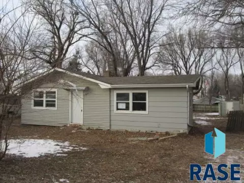 2012 E 31st St, Sioux Falls, SD 57104 photo 1
