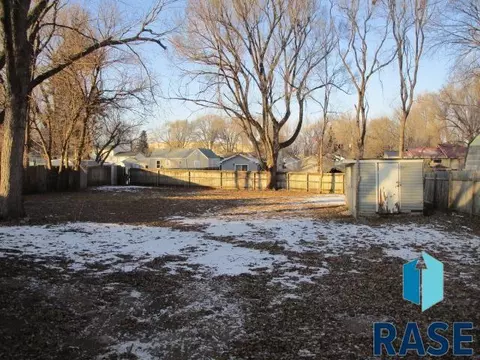 2012 E 31st St, Sioux Falls, SD 57104 photo 2