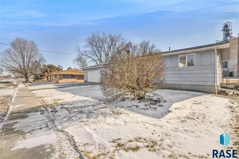 201 E State St, Marion, SD 57043 photo 2
