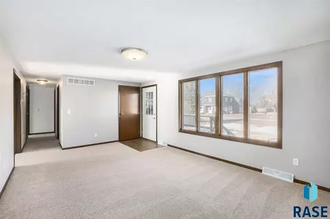 201 E State St, Marion, SD 57043 photo 8