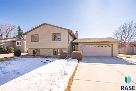 3721 E Oak St, Sioux Falls, SD 57103 photo 1