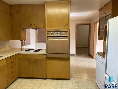 914 E 6th St, Freeman, SD 57029 photo 8
