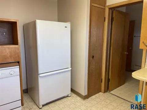 914 E 6th St, Freeman, SD 57029 photo 9