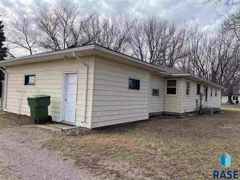 914 E 6th St, Freeman, SD 57029 photo 2