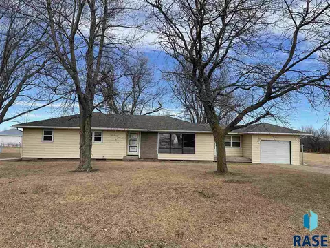 914 E 6th St, Freeman, SD 57029 photo 1