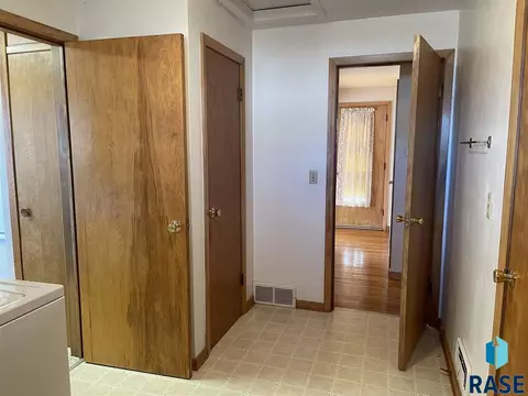 914 E 6th St, Freeman, SD 57029 photo 14