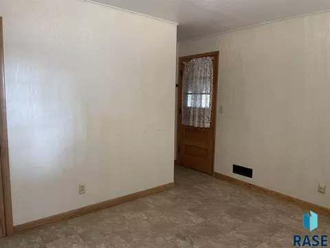 914 E 6th St, Freeman, SD 57029 photo 4