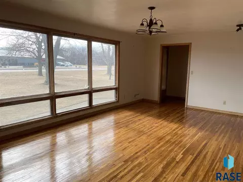 914 E 6th St, Freeman, SD 57029 photo 10