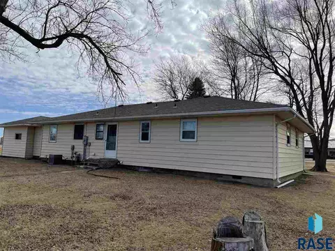 914 E 6th St, Freeman, SD 57029 photo 3