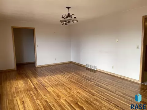 914 E 6th St, Freeman, SD 57029 photo 11