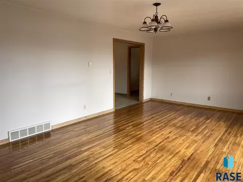 914 E 6th St, Freeman, SD 57029 photo 12