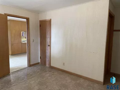 914 E 6th St, Freeman, SD 57029 photo 5