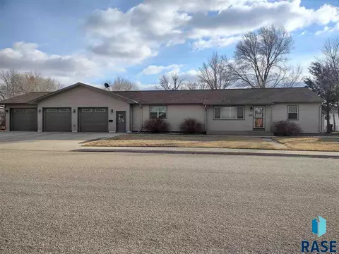 322 E 9th St, Miller, SD 57362 photo 1