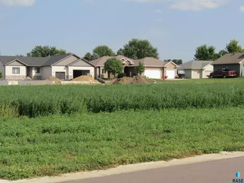 305 S Benjamin St, Humboldt, SD 57035