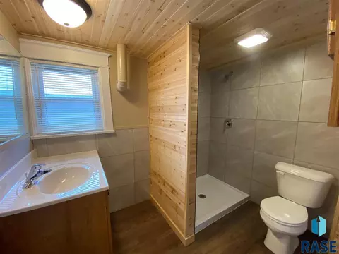 511 SW 2nd St, Madison, SD 57042 photo 4