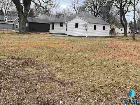 511 SW 2nd St, Madison, SD 57042 photo 12