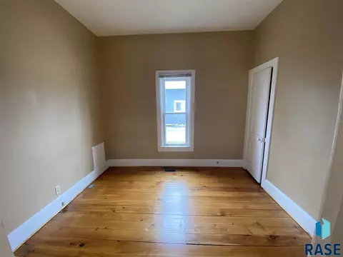 511 SW 2nd St, Madison, SD 57042 photo 9