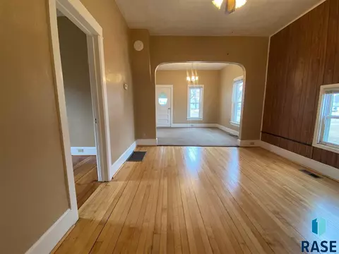 511 SW 2nd St, Madison, SD 57042 photo 5