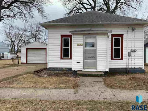 511 SW 2nd St, Madison, SD 57042 photo 1
