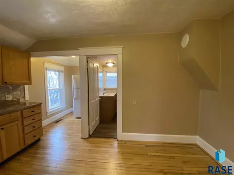 511 SW 2nd St, Madison, SD 57042 photo 3