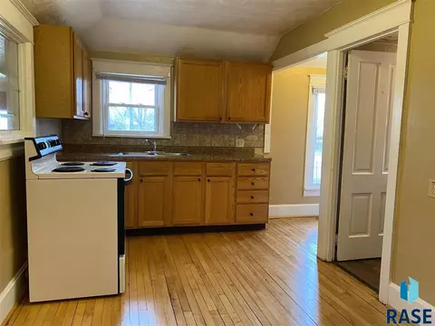 511 SW 2nd St, Madison, SD 57042 photo 2