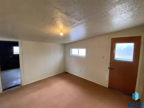 511 SW 2nd St, Madison, SD 57042 photo 10