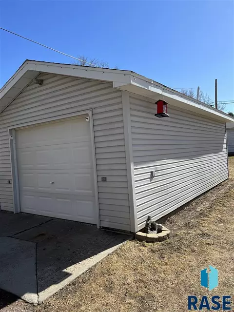 815 W Hanson Ave, Mitchell, SD 57301 photo 2