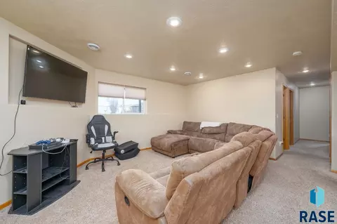2001 S Purdue Ave, Sioux Falls, SD 57106 photo 16