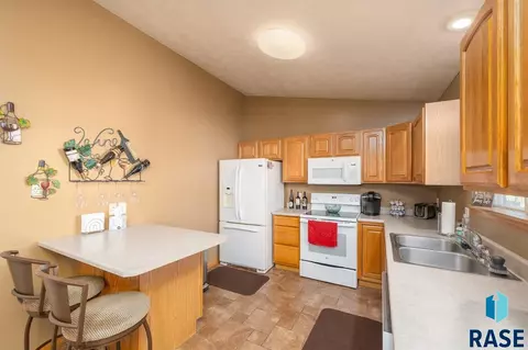 2001 S Purdue Ave, Sioux Falls, SD 57106 photo 8