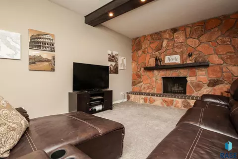 2208 E 54th St, Sioux Falls, SD 57103 photo 3