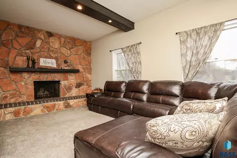 2208 E 54th St, Sioux Falls, SD 57103 photo 2