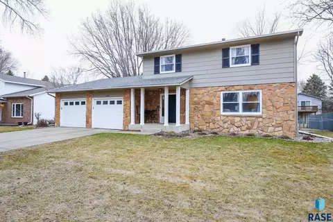 2208 E 54th St, Sioux Falls, SD 57103 photo 1