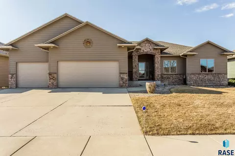 2413 E Baxter Cir, Sioux Falls, SD 57108 photo 1
