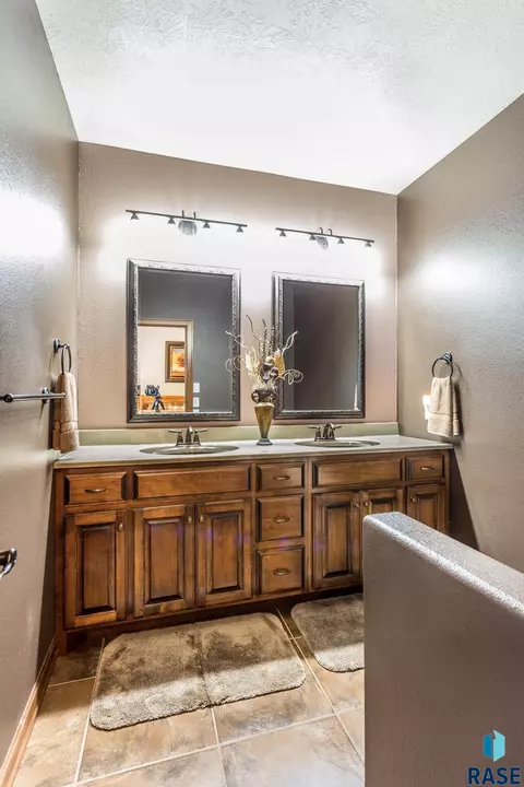 2413 E Baxter Cir, Sioux Falls, SD 57108 photo 15