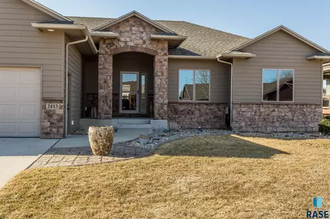 2413 E Baxter Cir, Sioux Falls, SD 57108 photo 2