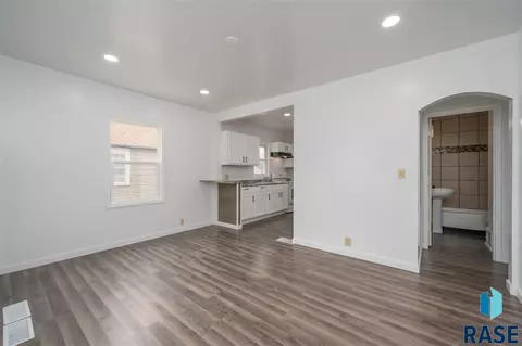 1305 N Spring Ave, Sioux Falls, SD 57104 photo 5