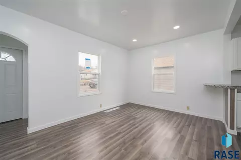 1305 N Spring Ave, Sioux Falls, SD 57104 photo 4