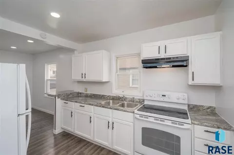 1305 N Spring Ave, Sioux Falls, SD 57104 photo 2