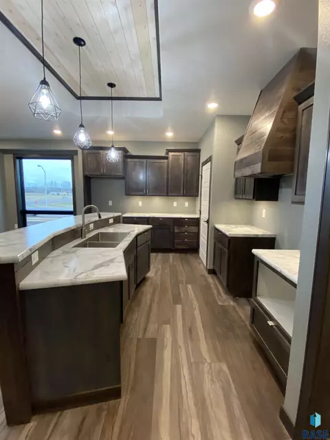 604 Doris Dr, Mitchell, SD 57301 photo 6