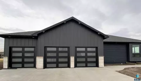 604 Doris Dr, Mitchell, SD 57301 photo 2