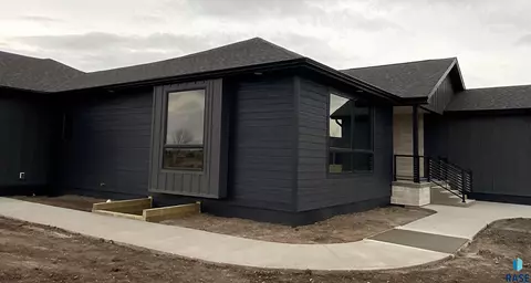 604 Doris Dr, Mitchell, SD 57301 photo 3