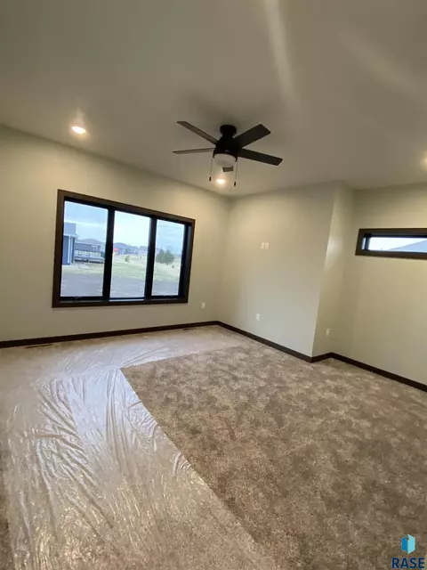 604 Doris Dr, Mitchell, SD 57301 photo 9