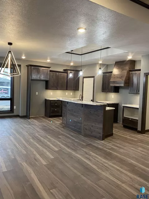 604 Doris Dr, Mitchell, SD 57301 photo 5