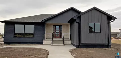 604 Doris Dr, Mitchell, SD 57301 photo 1