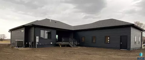 604 Doris Dr, Mitchell, SD 57301 photo 4