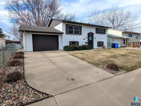 2204 E 1st St, Sioux Falls, SD 57103 photo 1
