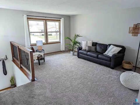 2204 E 1st St, Sioux Falls, SD 57103 photo 3