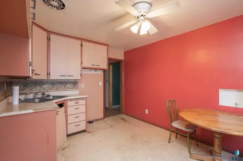 421 N Nesmith Ave, Sioux Falls, SD 57103 photo 2
