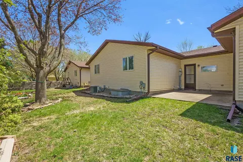 120 NE 5th St, Madison, SD 57042 photo 23