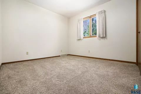 120 NE 5th St, Madison, SD 57042 photo 9